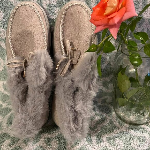 Size 7.5 - Light Gray Faux Fur Lined Slippers - EU38 - Picture 1 of 3